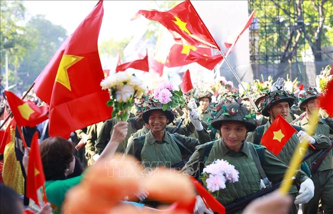 Đoàn diễu hành mô tả hình ảnh đoàn quân tiến về Hà Nội trong thời khắc lịch sử ngày 10/10/1954. Ảnh: Dương Giang-TTXVN
