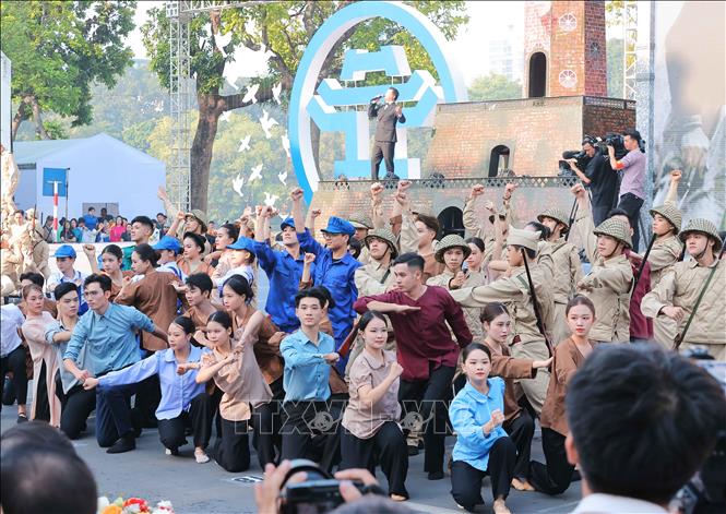 Chương trình biểu diễn văn nghệ tại lễ khai mạc. Ảnh: Hoàng Hiếu - TTXVN