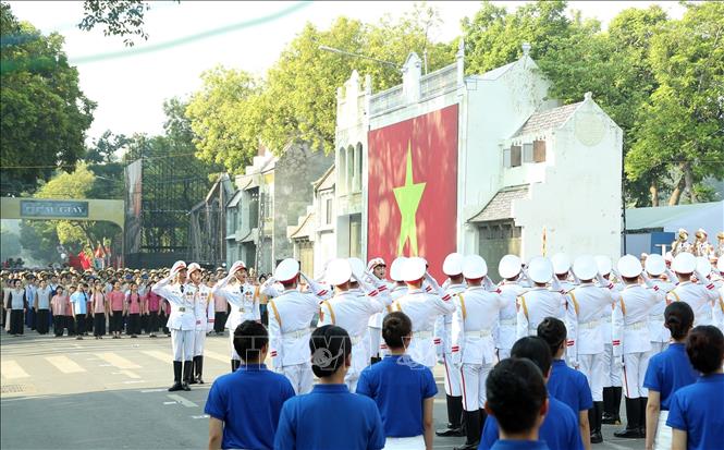 Thực hiện nghi thức chào cờ. Ảnh: Quốc Khánh - TTXVN