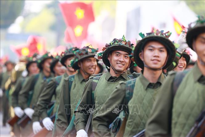 Đoàn diễu hành mô tả hình ảnh đoàn quân tiến về Hà Nội trong thời khắc lịch sử ngày 10/10/1954. Ảnh: Dương Giang-TTXVN
