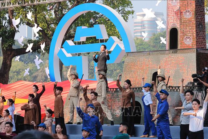 Chương trình biểu diễn văn nghệ tại lễ khai mạc. Ảnh: Hoàng Hiếu - TTXVN