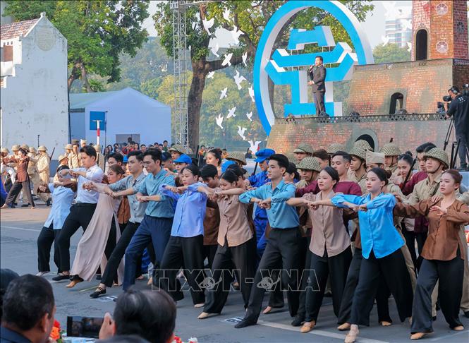 Chương trình biểu diễn văn nghệ tại lễ khai mạc. Ảnh: Hoàng Hiếu - TTXVN
