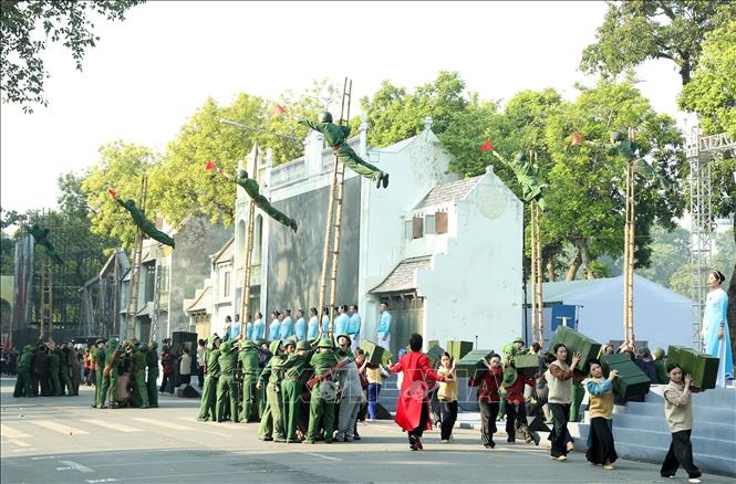 Biểu diễn nghệ thuật chào mừng với chủ đề 