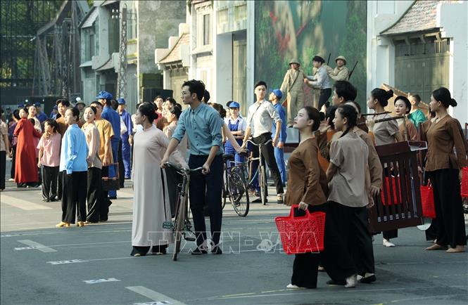Một cảnh trong màn nghệ thuật ''Ký ức Hà Nội'' do các nghệ sĩ biểu diễn chào mừng. Ảnh: Quốc Khánh - TTXVN