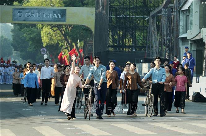 Một cảnh trong màn nghệ thuật ''Ký ức Hà Nội'' do các nghệ sĩ biểu diễn chào mừng. Ảnh: Quốc Khánh - TTXVN