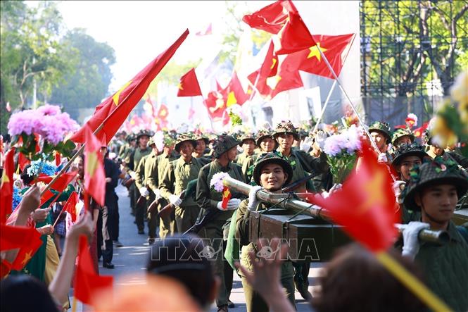 Đoàn diễu hành mô tả hình ảnh đoàn quân tiến về Hà Nội trong thời khắc lịch sử ngày 10/10/1954. Ảnh: Dương Giang-TTXVN