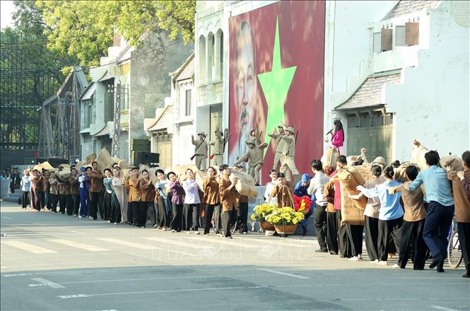 Một cảnh trong màn nghệ thuật ''Ký ức Hà Nội'' do các nghệ sĩ biểu diễn chào mừng. Ảnh: Quốc Khánh - TTXVN