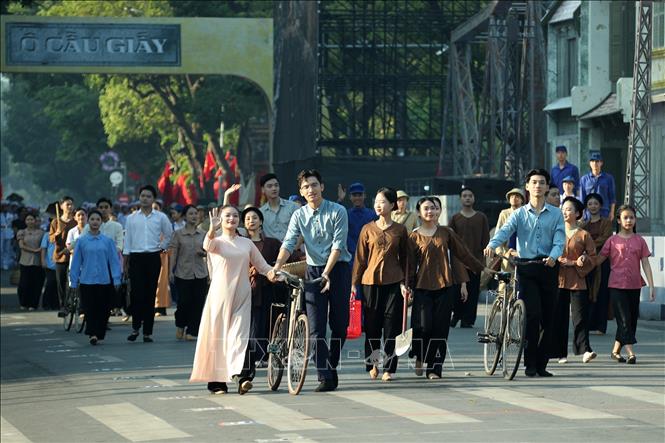 Một cảnh trong màn nghệ thuật ''Ký ức Hà Nội'' do các nghệ sĩ biểu diễn chào mừng. Ảnh: Quốc Khánh - TTXVN