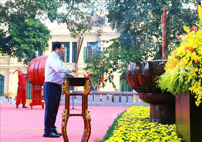 Prime Minister Pham Minh Chinh offers incense at the Ly Thai To King Monument to commemorate the contributions of predecessors who made great contributions to the liberation and construction of the capital. VNA Photo