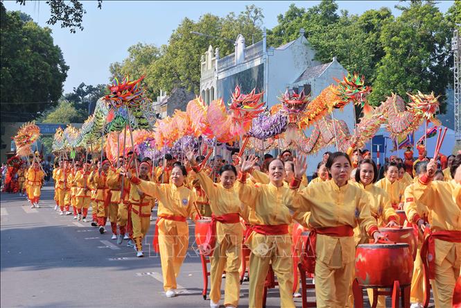 Biểu diễn múa rồng của các quận, huyện trong phần 