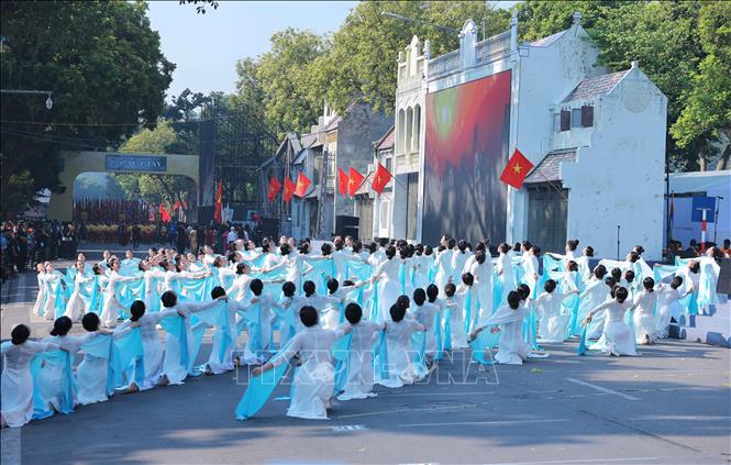Biểu diễn múa tại phần 
