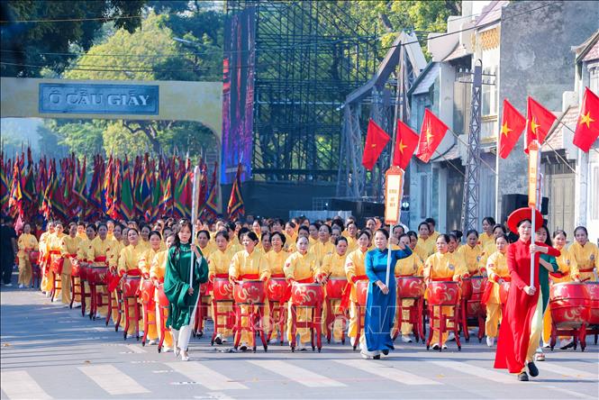 Đoàn trống hội tiến vào lễ đài trong phần 