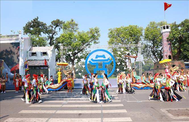 Đoàn diễu hành tái hiện nghi lễ truyền thống, lễ hội, văn hoá, làng nghề của Hà Nội. Ảnh: Dương Giang-TTXVN
