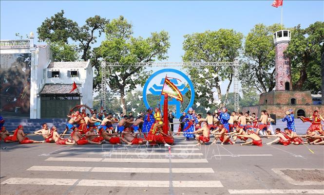 Đoàn diễu hành tái hiện nghi lễ truyền thống, lễ hội, văn hoá, làng nghề của Hà Nội. Ảnh: Dương Giang-TTXVN

