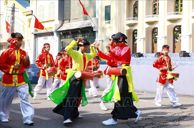 Đoàn diễu hành tái hiện nghi lễ truyền thống, lễ hội, văn hoá, làng nghề của Hà Nội. Ảnh: Dương Giang-TTXVN
