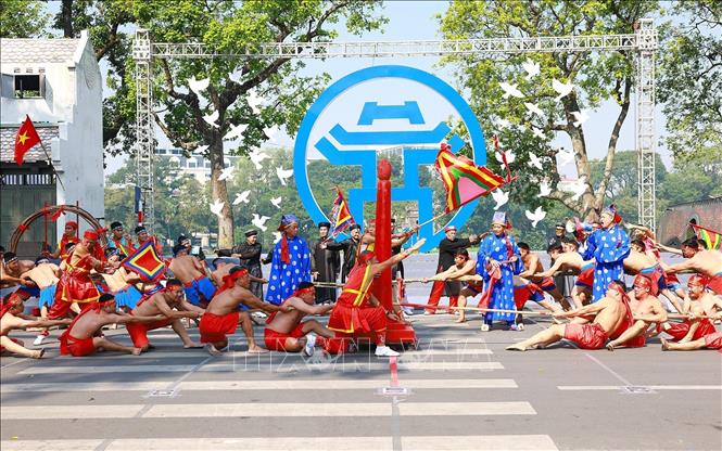 Đoàn diễu hành tái hiện nghi lễ truyền thống, lễ hội, văn hoá, làng nghề của Hà Nội. Ảnh: Dương Giang-TTXVN
