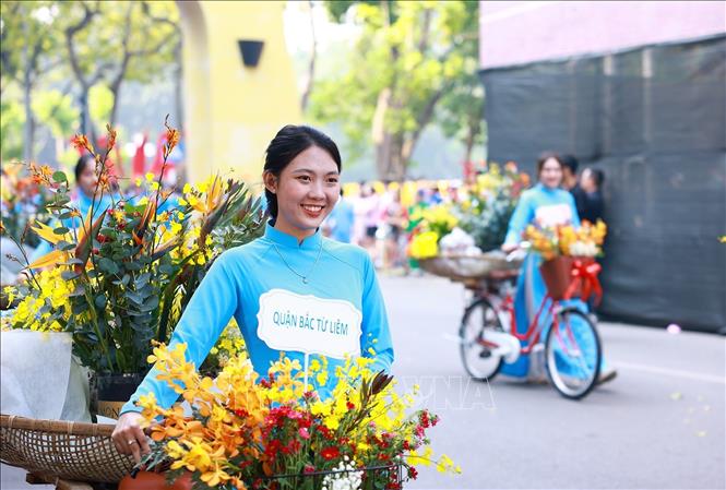 Đoàn diễu hành giới thiệu nghi lễ truyền thống, nét đẹp văn hoá, làng nghề của Hà Nội. Ảnh: Dương Giang-TTXVN
