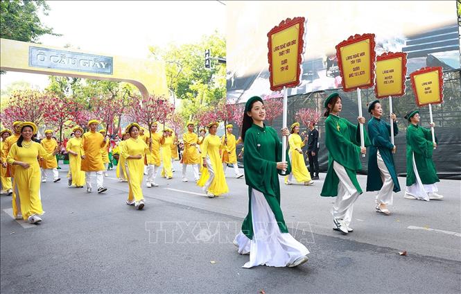 Đoàn diễu hành giới thiệu nghi lễ truyền thống, nét đẹp văn hoá, làng nghề của Hà Nội. Ảnh: Dương Giang-TTXVN
