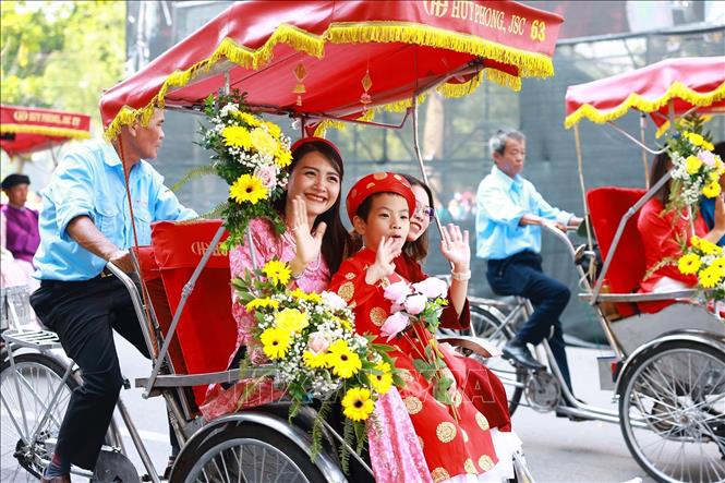 Đoàn diễu hành giới thiệu nghi lễ truyền thống, nét đẹp văn hoá, làng nghề của Hà Nội. Ảnh: Dương Giang-TTXVN
