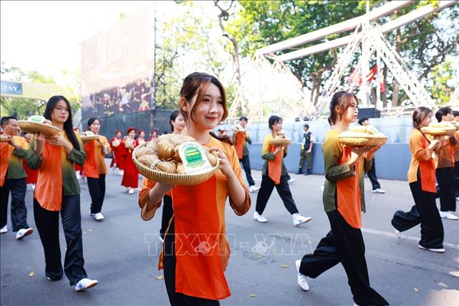 Đoàn diễu hành mang theo sản phẩm làng nghề truyền thống đặc sắc của Hà Nội. Ảnh: Dương Giang-TTXVN
