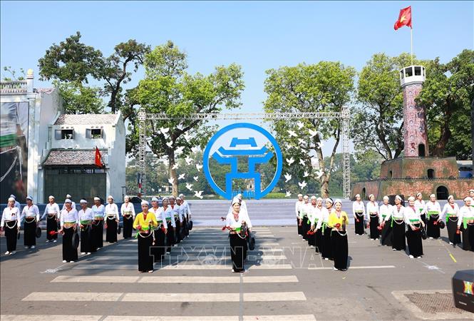 Đoàn diễu hành tái hiện nghi lễ truyền thống, lễ hội, văn hoá của Hà Nội. Ảnh: Dương Giang-TTXVN
