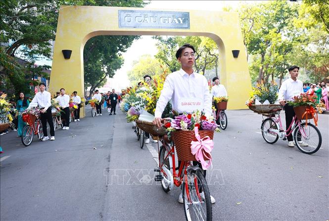 Đoàn diễu hành mang theo sản phẩm làng nghề truyền thống đặc sắc của Hà Nội. Ảnh: Dương Giang-TTXVN
