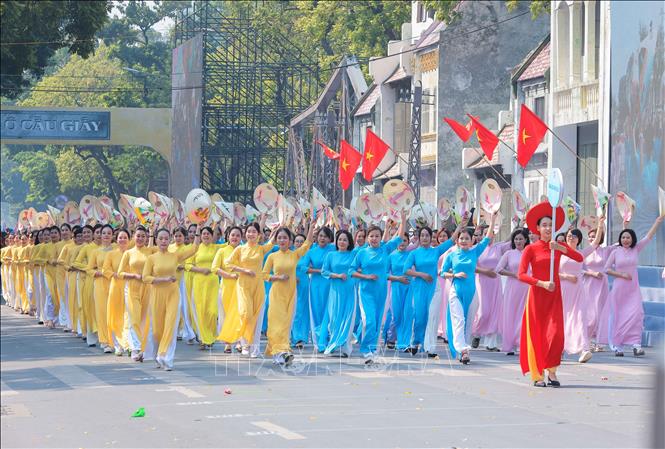 Màn diễu hành áo dài trong phần 
