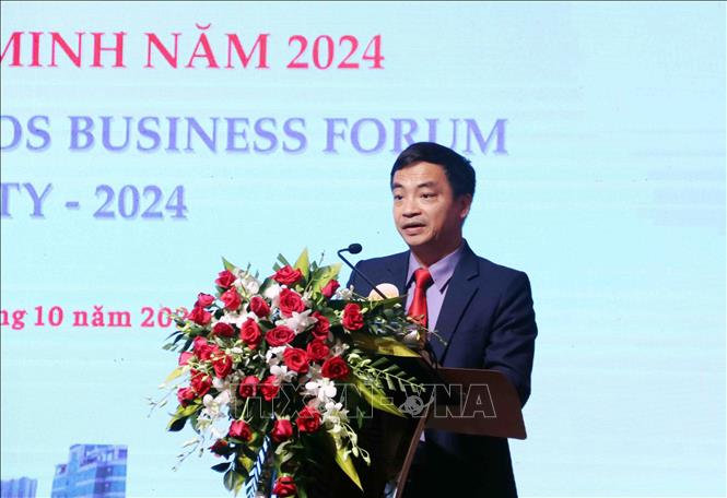 Ông Nguyễn Tuấn Tiến, Bí thư thứ nhất, Trưởng phòng Kinh tế- Đại sứ quán Việt Nam tại Campuchia phát biểu tại Diễn đàn. Ảnh: Xuân Khu-TTXVN.