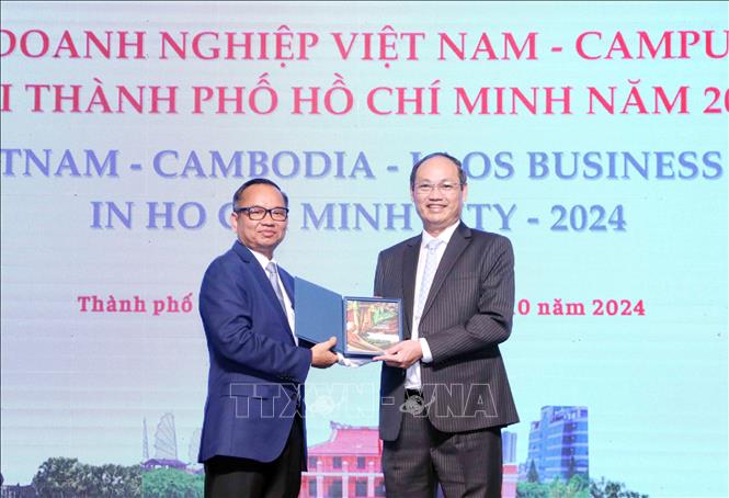  Phó Quốc vụ khanh Bộ Ngoại giao và Hợp tác quốc tế Campuchia Ouk Sophon (trái) tặng quà chúc mừng Trung tướng Nguyễn Văn Nam, Tư lệnh Bộ Tư lệnh Thành phố Hồ Chí Minh, Chủ tịch Hội hữu nghị Việt Nam - Campuchia Thành phố Hồ Chí Minh. Ảnh: Xuân Khu-TTXVN