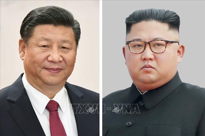 Chủ tịch Trung Quốc Tập Cận Bình (trái) và nhà lãnh đạo Triều Tiên Kim Jong Un. Ảnh: Kyodo/TTXVN
