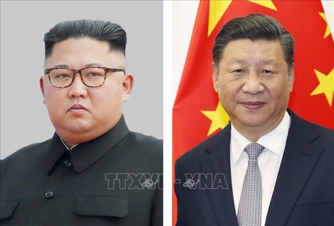 Chủ tịch Trung Quốc Tập Cận Bình (phải) và nhà lãnh đạo Triều Tiên Kim Jong Un. Ảnh: Kyodo/TTXVN