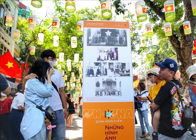 Người dân xem những hình ảnh lịch sử của Hà Nội thời kỳ kháng chiến chống Pháp. Ảnh: Tuấn Đức - TTXVN