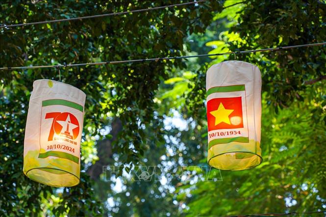 Phố Phùng Hưng rực rỡ cờ hoa chào mừng 70 năm Giải phóng Thủ đô. Ảnh: Khánh Hòa - TTXVN
