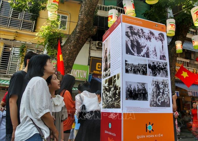 Người dân xem những hình ảnh lịch sử của Hà Nội thời kỳ kháng chiến chống Pháp. Ảnh: Tuấn Đức - TTXVN