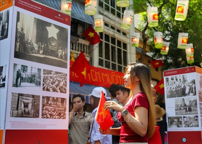 Những tư liệu lịch sử về Hà Nội thời kỳ kháng chiến chống Pháp cũng thu hút rất nhiều bạn trẻ tham quan, tìm hiểu. Ảnh: Tuấn Đức - TTXVN