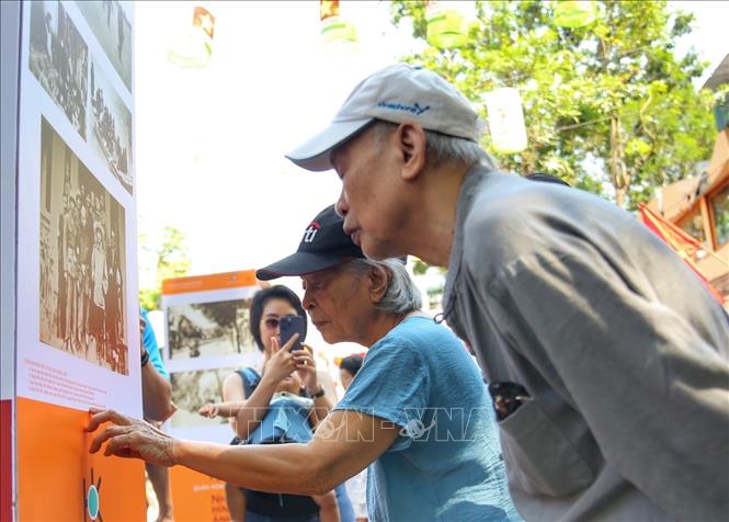 Người dân xem những hình ảnh lịch sử của Hà Nội thời kỳ kháng chiến chống Pháp. Ảnh: Tuấn Đức - TTXVN