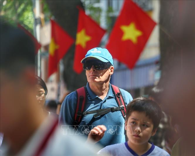Nhiều du khách nước ngoài tham quan Không gian bích họa Phùng Hưng. Ảnh: Tuấn Đức - TTXVN
