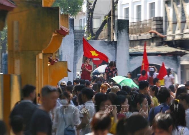 Không gian bích họa Phùng Hưng thu hút đông đảo người dân và du khách đến tham quan. Ảnh: Tuấn Đức - TTXVN