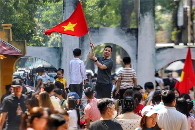Không gian bích họa Phùng Hưng thu hút đông đảo người dân và du khách. Ảnh: Tuấn Đức - TTXVN