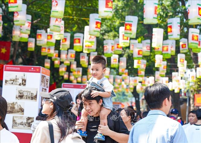Không gian bích họa Phùng Hưng thu hút đông đảo người dân và du khách. Ảnh: Khánh Hòa - TTXVN
