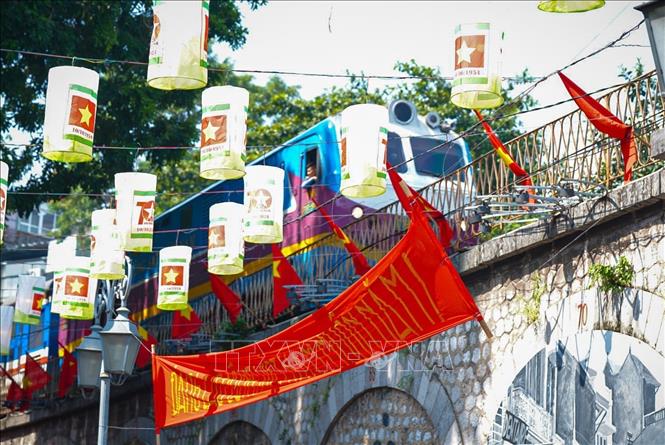 Đoàn tàu vẫn thong thả chạy qua khu vực trưng bày trên phố Phùng Hưng. Ảnh: Khánh Hòa - TTXVN