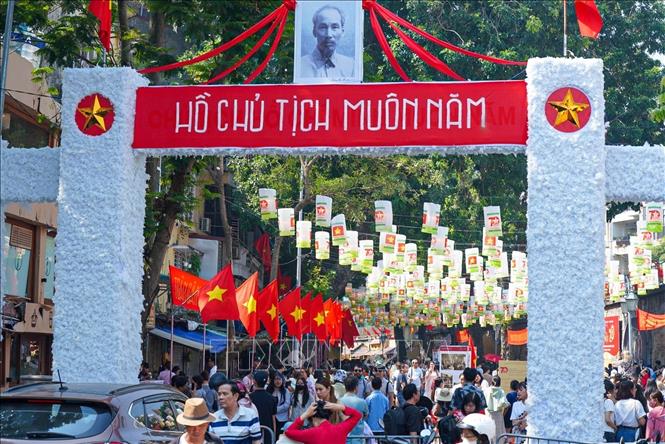 Không gian bích họa Phùng Hưng thu hút đông đảo người dân và du khách. Ảnh: Khánh Hòa - TTXVN