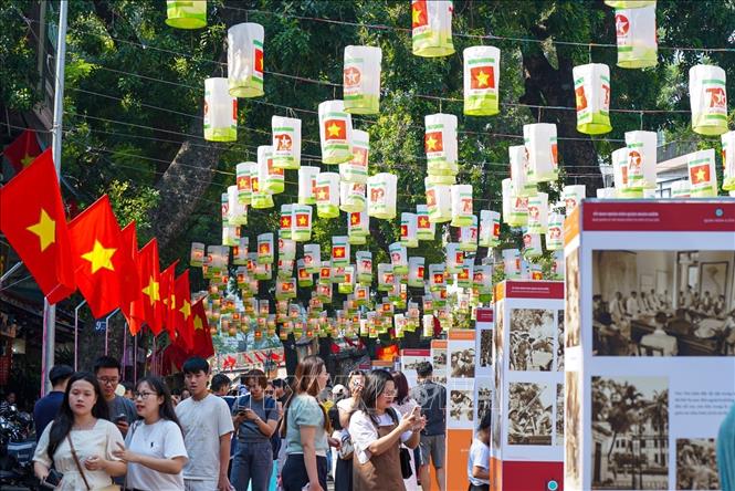 Không gian bích họa Phùng Hưng thu hút đông đảo người dân và du khách. Ảnh: Khánh Hòa - TTXVN