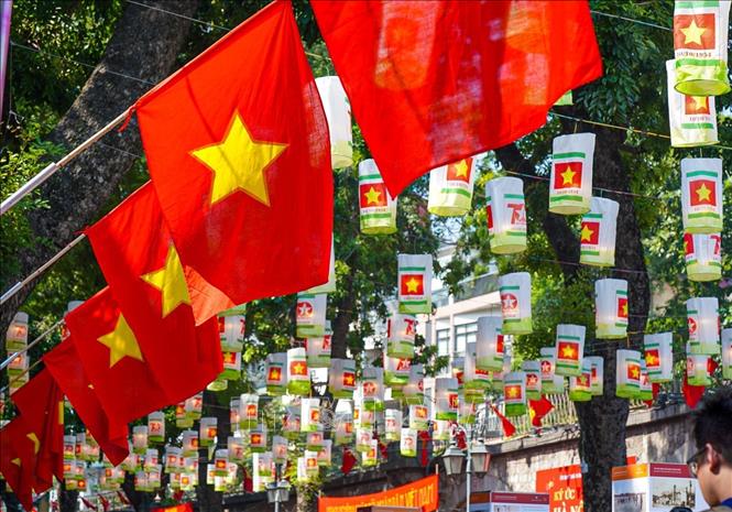 Phố Phùng Hưng rực rỡ cờ hoa chào mừng 70 năm Giải phóng Thủ đô. Ảnh: Khánh Hòa - TTXVN