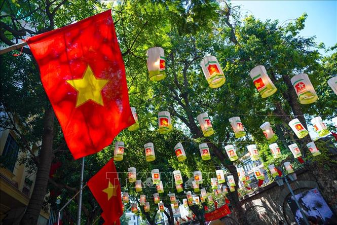 Phố Phùng Hưng rực rỡ cờ hoa chào mừng 70 năm Giải phóng Thủ đô. Ảnh: Khánh Hòa - TTXVN