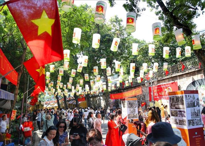 Không gian bích họa Phùng Hưng thu hút đông đảo người dân và du khách. Ảnh: Tuấn Đức - TTXVN