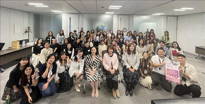 Ban tổ chức, diễn giả và người tham gia chụp ảnh kỷ niệm khi kết thúc sự kiện. Ảnh: Xuân Giao - PV TTXVN tại Nhật Bản