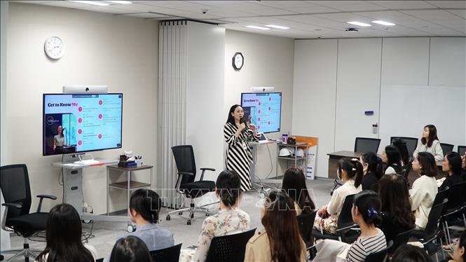 Diễn giả Nguyễn Thị Thu Nghĩa chia sẻ câu chuyện về quyết định theo đuổi con đường nghiên cứu với khát vọng cống hiến cho xã hội. Ảnh: Xuân Giao - PV TTXVN tại Nhật Bản