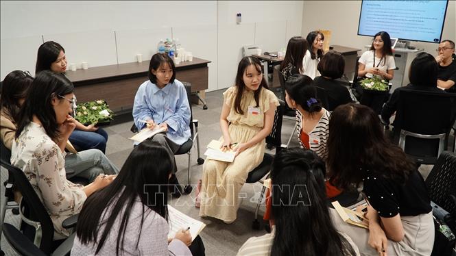 Những bạn nữ tham gia sự kiện thảo luận sôi nổi về các chủ đề và chia sẻ kinh nghiệm của bản thân. Ảnh: Xuân Giao - PV TTXVN tại Nhật Bản           