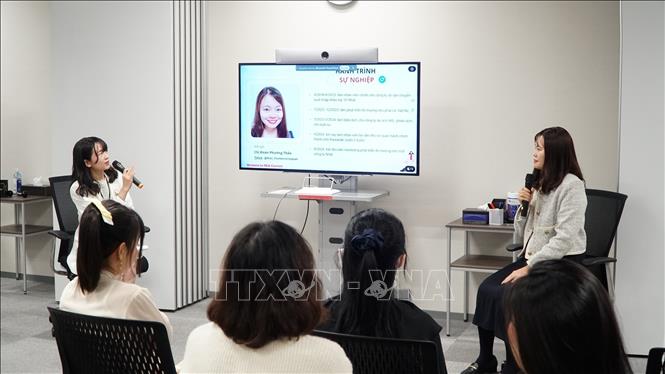 Diễn giả Đoàn Phương Thảo, Tư vấn tại văn phòng tỉnh Kawasaki với chủ đề “Xây dựng sự nghiệp và cân bằng cuộc sống”. Ảnh: Xuân Giao - PV TTXVN tại Nhật Bản
